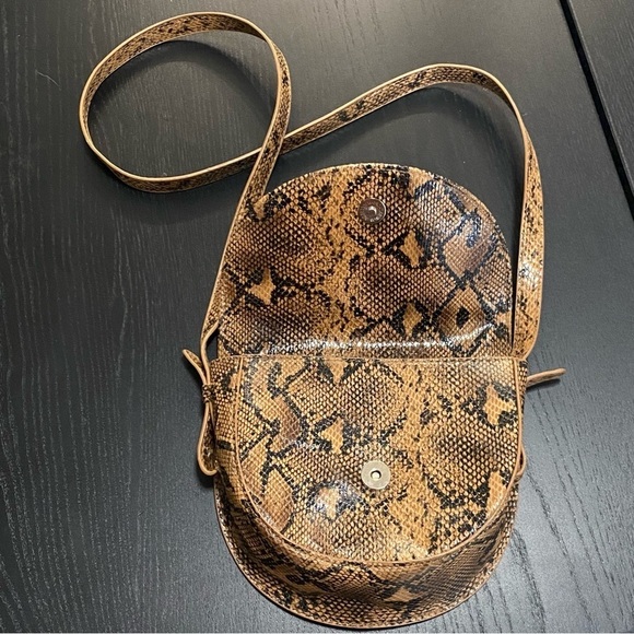 URBAN OUTFITTERS Faux Snakeskin Crossbody NWOT - Picture 10 of 12